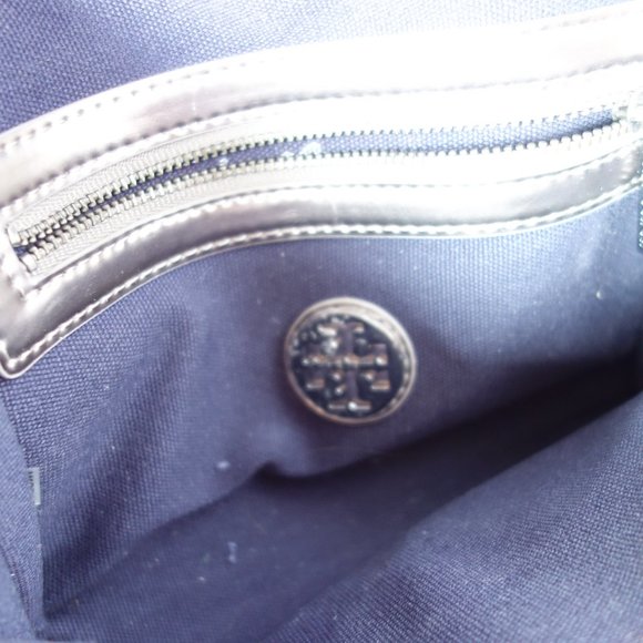 TORY BURCH Metallic Perforated Logo expandable clutch/crossbody - Picture 5 of 12